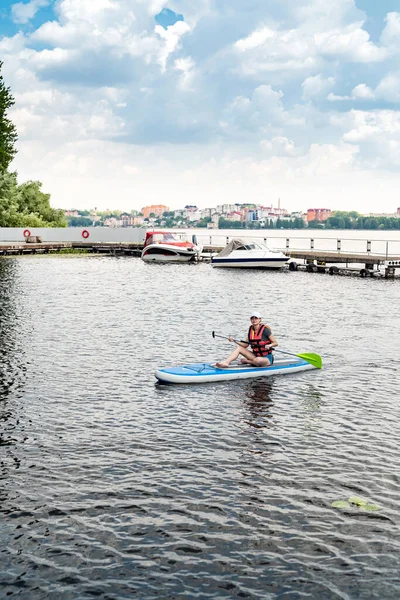 Mujer Joven Sentada Tablero Paddle Usa Chaleco Salvavidas Aprende Nadar — Foto de Stock