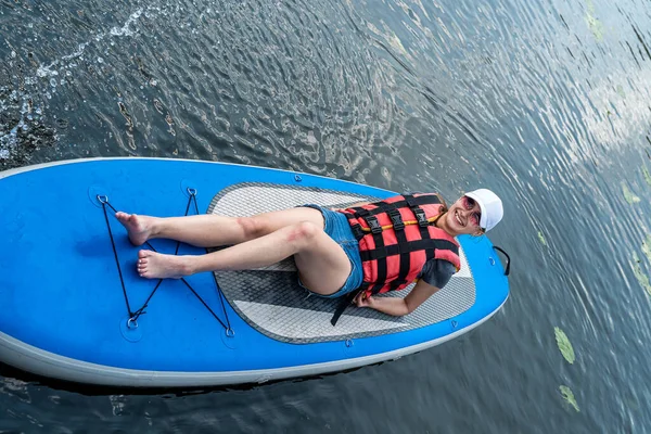 Femme Reposer Sur Des Planches Pagaie Sur Une Baie Lac — Photo