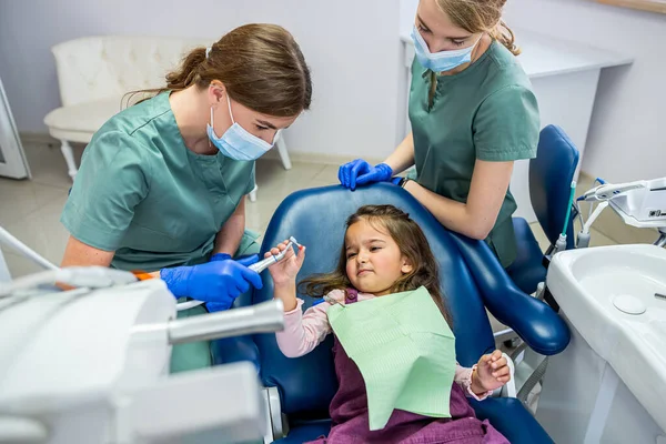 Νέα Οδοντίατρος Γυναίκα Βουρτσίζει Δόντια Για Κοριτσάκι Έννοια Του Βουρτσίσματος — Φωτογραφία Αρχείου
