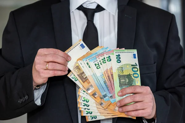 Affärsman Kostym Som Innehar Euro Och Dollarsedlar För Växelkurs Finansiellt — Stockfoto