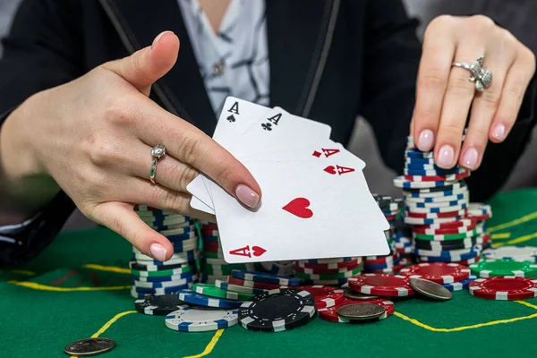 Jovem Mulher Usar Terno Preto Jogando Poker Casino Vencedor — Fotografia de Stock