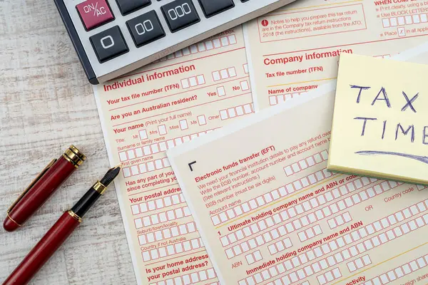 澳大利亚的年度公司税单 桌上有钢笔和计算器 财务概念 — 图库照片