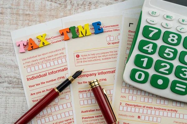 Formulario Anual Australiano Del Impuesto Sociedades Con Pluma Calculadora Escritorio — Foto de Stock