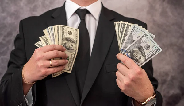 Zarif Pahalı Takım Elbiseli Yüksek Rütbeli Bir Memur Yağmalanmış Parayı — Stok fotoğraf