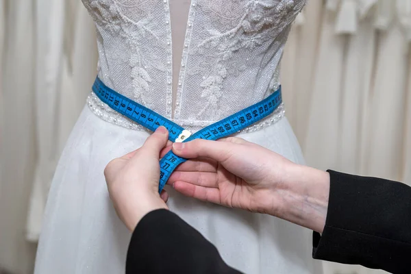 Крупним Планом Жіноча Дизайнерська Сукня Виробник Рука Пристосовується Весільної Сукні — стокове фото