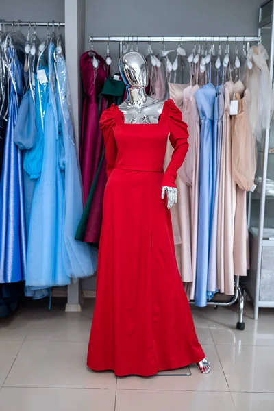 Elegant Red Dress Mannequin Modern Salon — Foto Stock