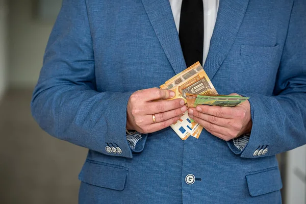 Человек Костюме Хорошим Вкусом Держит Банкноты Евро Большой Покупки Большая — стоковое фото