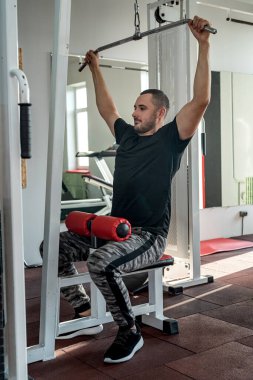 Güzel vücutlu yakışıklı genç adam prestijli bir spor salonunda fitness eğitmeni olarak çalışıyor. Koca koçu konsepti