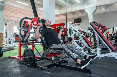 Spor salonunda egzersiz yapan Kafkas delikanlısı. spor konsepti