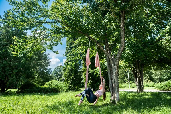 Young Athletically Trained Yoga Trainer Trains Outdoors Tree Concept Yoga — Stock Photo, Image