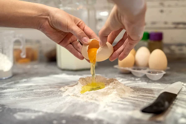 Breaking Eggs Women Hands Flour Make Dough Cakes Concept Cooking — Foto de Stock