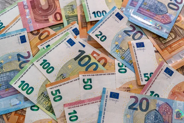 Hermosos Billetes Nuevos Multicolores Euros Esparcidos Una Pila Sobre Una — Foto de Stock