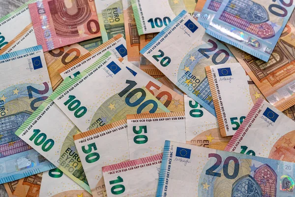 Beaux Billets Multicolores Euros Neufs Éparpillés Pile Sur Une Table — Photo