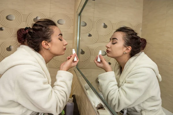 Young Girl Doing Makeup Herself Evening Bathroom Home Clothes Women — Stock Photo, Image