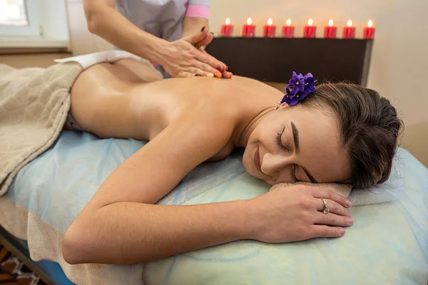 Joven Bonita Mujer Teniendo Masaje Espalda Cosmetología Centro Spa Estilo — Foto de Stock