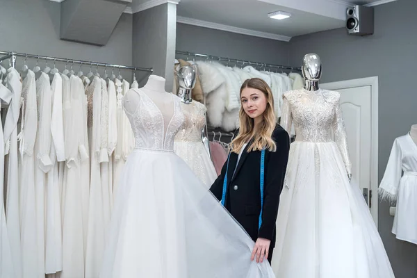 Женщина Консультант Магазине Измеряет Свадебное Платье Помощью Ленты — стоковое фото