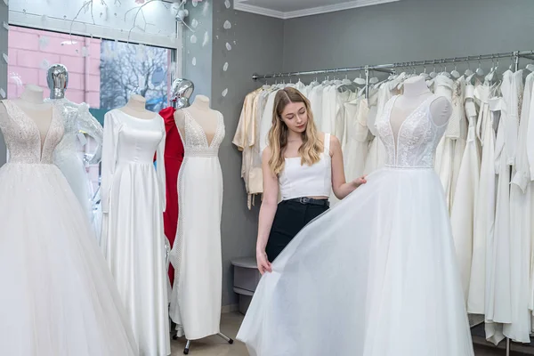 Sposa Attraente Che Sceglie Vestito Bianco Salone Nuziale Moderno Giorno — Foto Stock