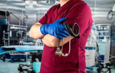 Acil serviste steteskoplu kırmızı üniformalı doktor ya da hemşire. Sağlık ve İlaç Hizmetleri