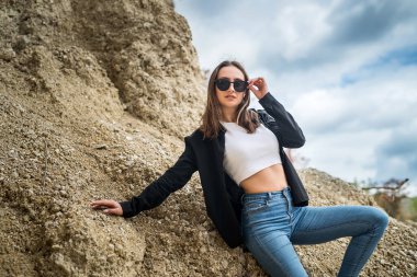 Kum ocağının önünde duran zayıf bir kadının portresi. Yaz yaşam tarzı, özgürlük.