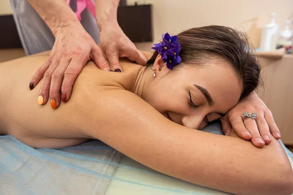 Nackte Frau Auf Massagetisch Liegt Während Einer Massage Flach Auf — Stockfoto