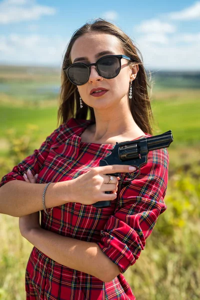 Sexy Chica Delgada Vestido Rojo Sosteniendo Una Pistola Naturaleza Estilo —  Fotos de Stock