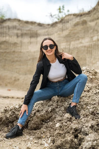 Menina Esportiva Magro Uma Roupa Casual Posando Contra Rochas Areia — Fotografia de Stock