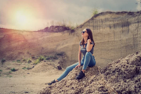 Magro Jovem Mulher Bonita Relaxar Natureza Contra Fundo Deserto Hora — Fotografia de Stock