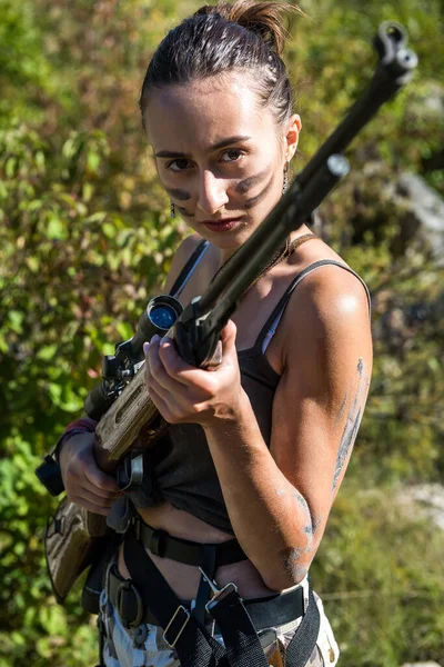 Mulher Sexy Topo Furando Arma Rifle Natureza Selvagem Conceito Caça — Fotografia de Stock