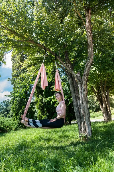 Young Athletically Trained Yoga Trainer Trains Outdoors Tree Concept Yoga — Photo