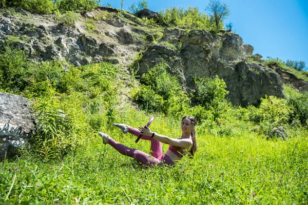 Young Girl Athlete Came Mountains Nature Stretch Outdoors Concept Stretching — Stock Photo, Image