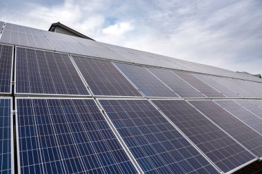 Açık havada açık havaya çevre dostu güneş panelleri kurun. Yeşil elektrik kavramı