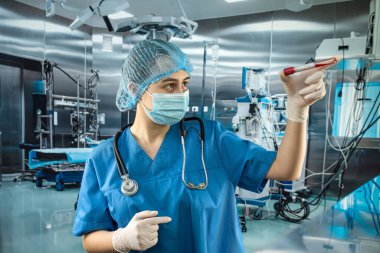 Hemşire analiz için test tüplerinde kan tutuyor. Klinik laboratuarında çalışıyorum.