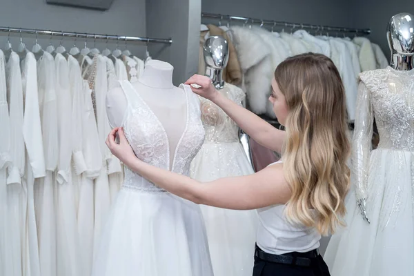 Привлекательная Невеста Выбирает Белом Платье Современном Свадебном Салоне Лучший День — стоковое фото