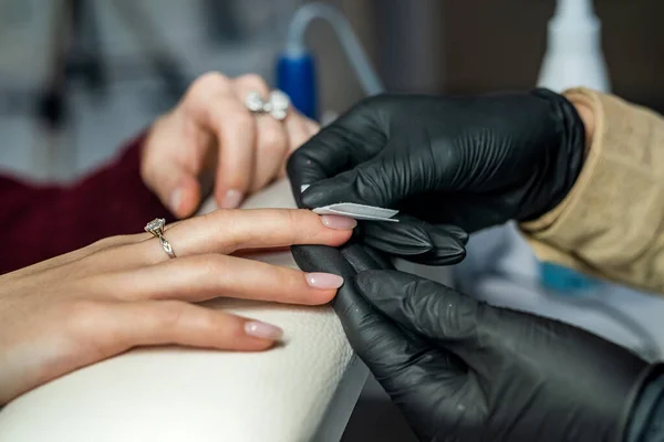 Esteticista Haciendo Manicura Cliente Femenino Salón Uñas Mujer Consiguiendo Manicura — Foto de Stock