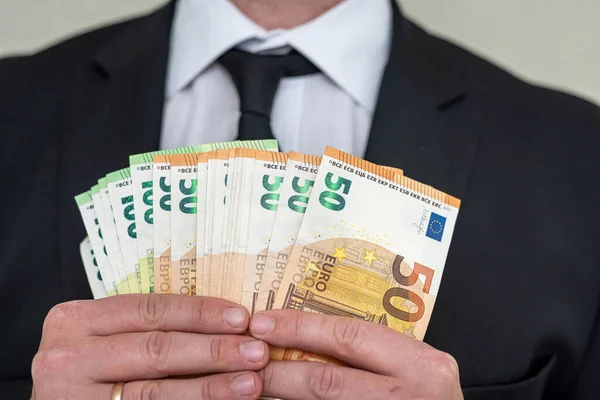 Affärsman Kostym Som Innehar Euro Och Dollarsedlar För Växelkurs Finansiellt — Stockfoto