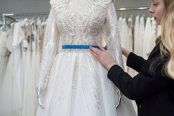 Женщина Консультант Магазине Измеряет Свадебное Платье Помощью Ленты — стоковое фото