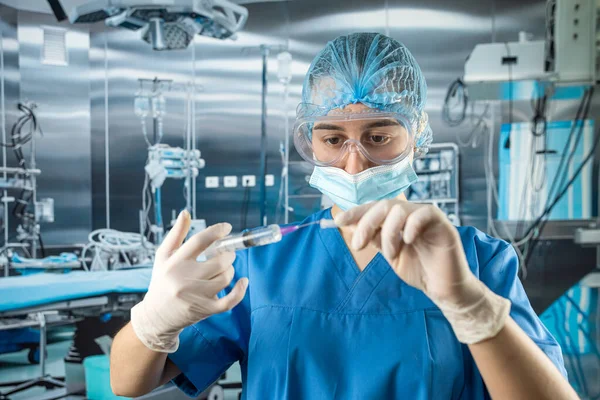 Médico Fêmea Assistente Usar Uniforme Azul Com Luvas Óculos Máscara — Fotografia de Stock