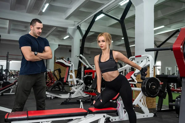 Male Trainer Help Her Woman Client Working Dumbbell Weights Gym — ストック写真