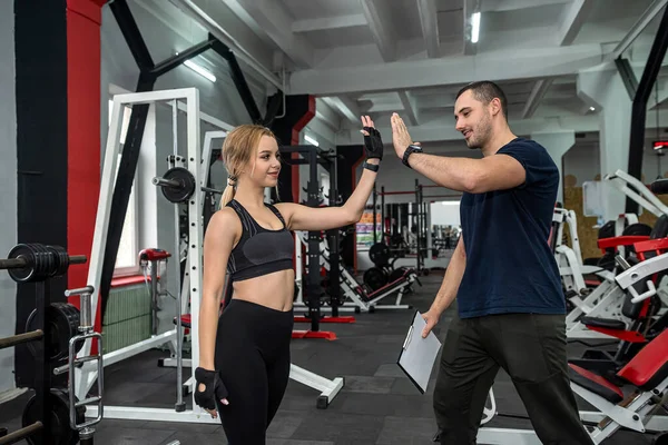 Mannelijke Trainer Helpen Haar Vrouw Klant Werken Met Halter Gewichten — Stockfoto