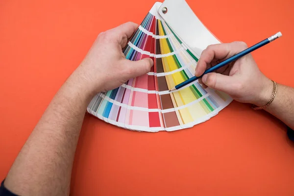 Hombre Elegir Color Paleta Ruedas Aislado Naranja Mujer Que Trabaja — Foto de Stock