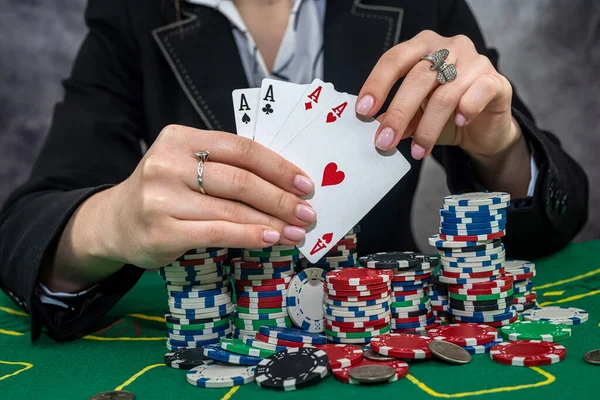 Mulher Fato Jogar Póquer Com Cartas Fichas Conceito Jogo — Fotografia de Stock