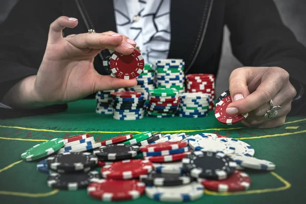 Mulher Aumentando Apostas Jogo Poker Sorte Jogar Casino Para Melhor — Fotografia de Stock