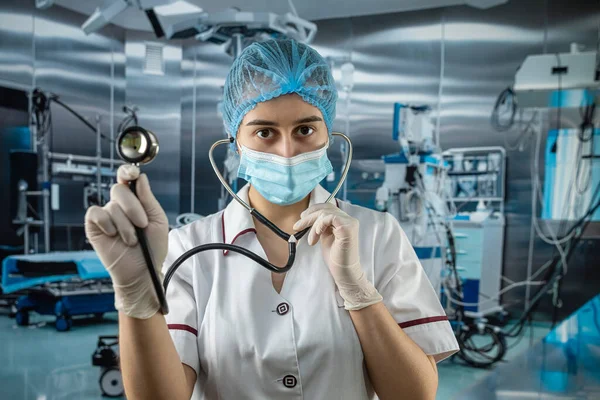 Junge Schöne Ärztin Medizinischer Maske Und Uniform Die Während Der — Stockfoto