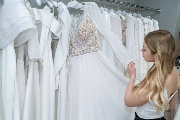 Молодая Женщина Выбирает Лучшее Свадебное Платье Свадебном Бутике Самый Важный — стоковое фото
