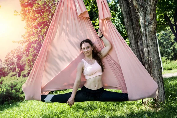 Young Athletically Trained Yoga Trainer Trains Outdoors Tree Concept Yoga — Stock Photo, Image