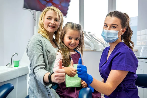 Mom Brought Her Little Daughter Dentist Office Treat Baby Teeth — Foto Stock