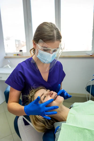 Jovem Bela Mulher Veio Para Prestigiada Nova Odontologia Para Tratar — Fotografia de Stock