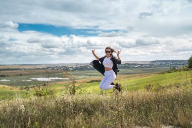 Güzel genç bayan yaz tatilinde sahada yürüyor ve dinleniyor. özgürlük