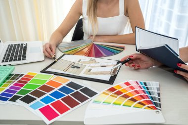  Tasarımcı renk paleti ve ev planı çizimi üzerinde çalışıyor. Tasarım Stüdyosu 