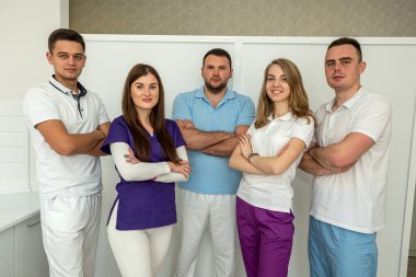 Modern klinikteki beş dişçinin portresi. Tıbbi ekip. Sağlık hizmetleri